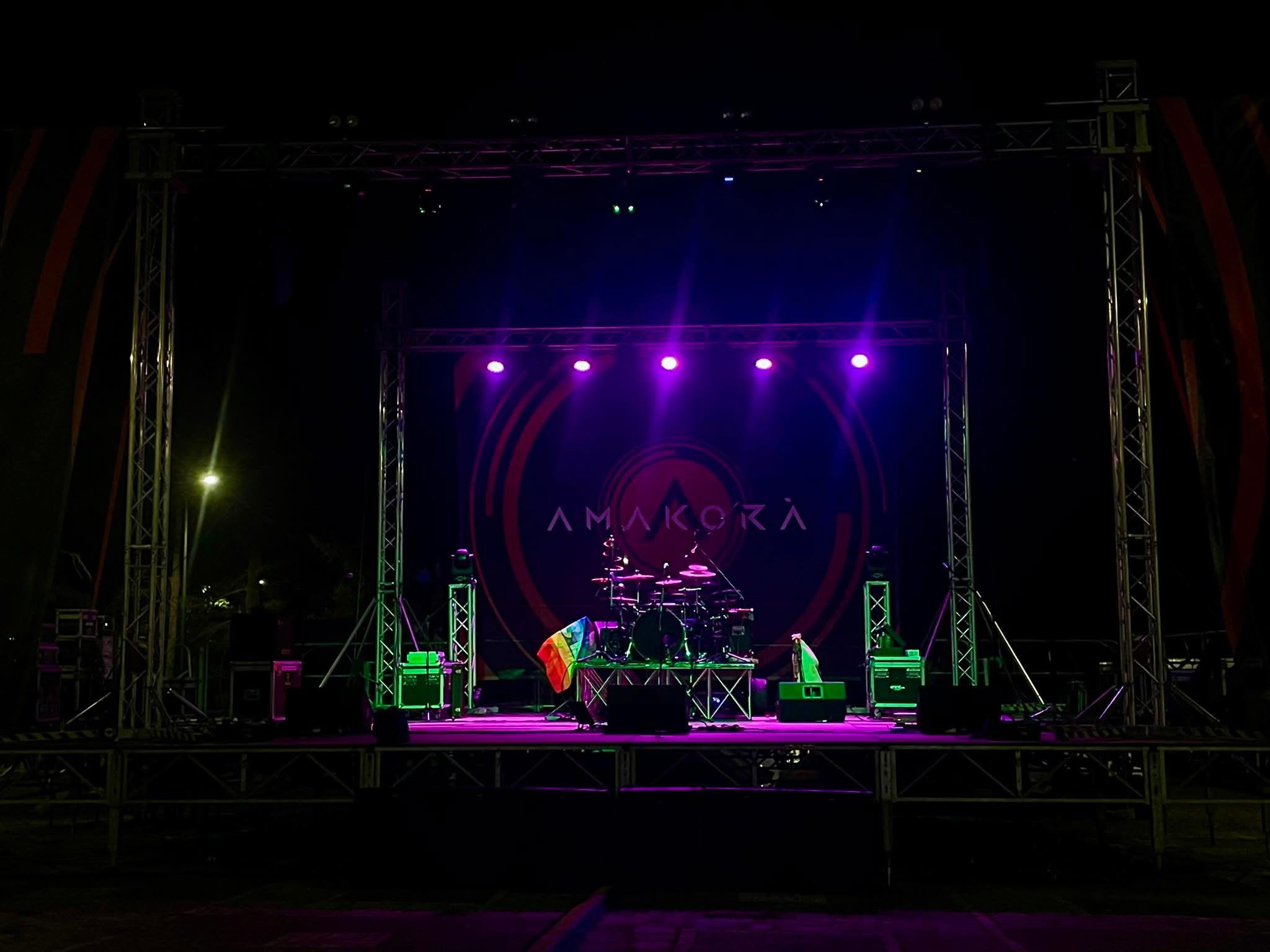 Palco concerto con fasci di luce scenografici