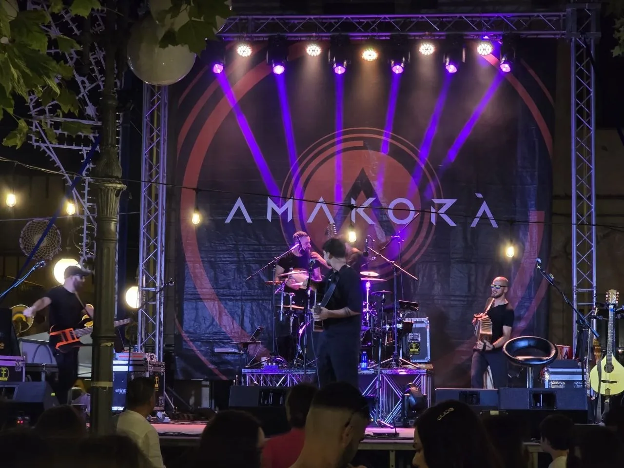 Palco concerto con fasci di luce scenografici