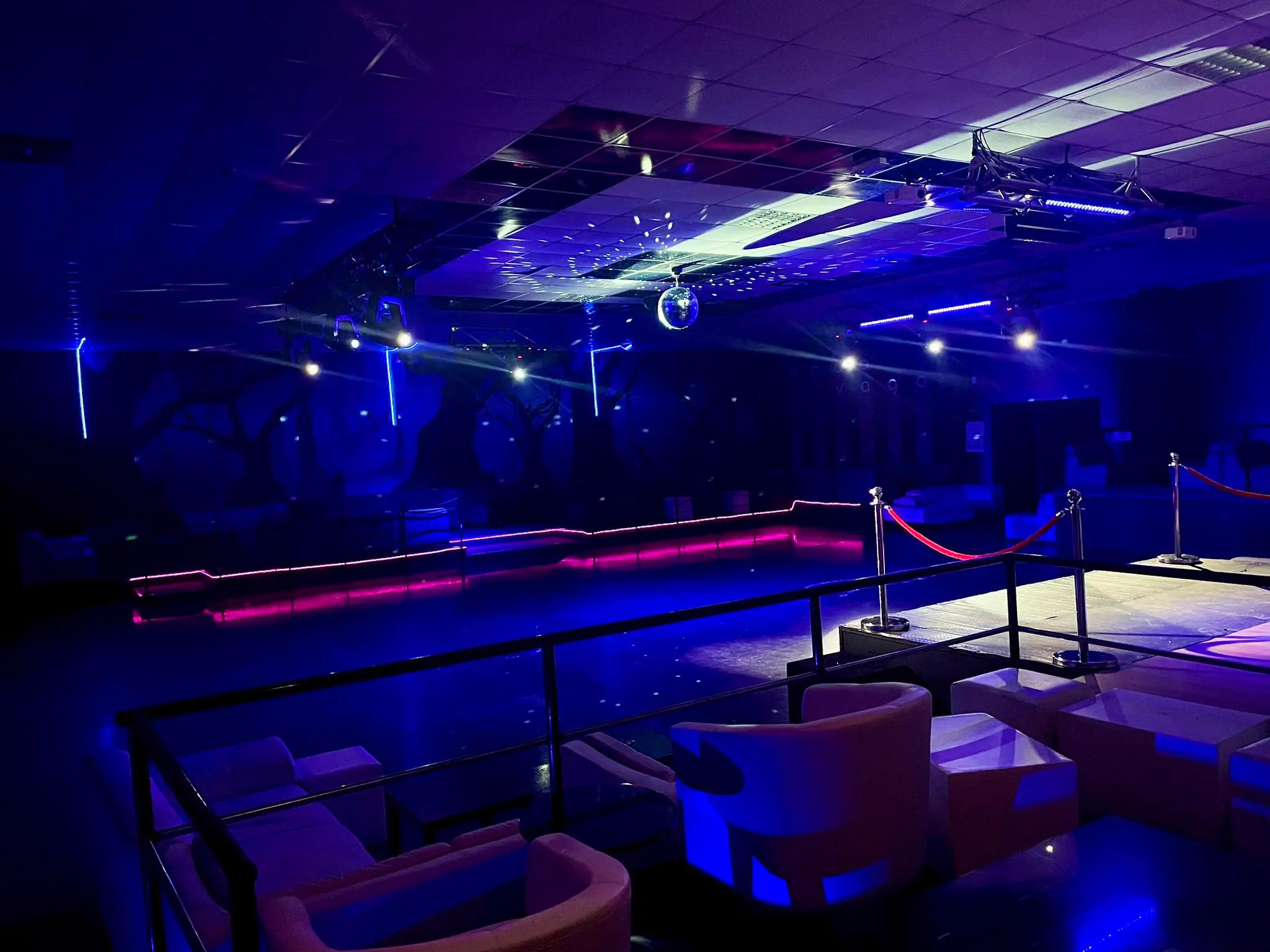 Club set con gradienti luce blu e magenta